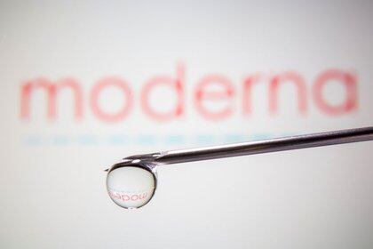El logotipo de Modena cae sobre una aguja de jeringa en esta ilustración tomada el 9 de noviembre de 2020.  REUTERS / Dado Ruvic / Ilustración