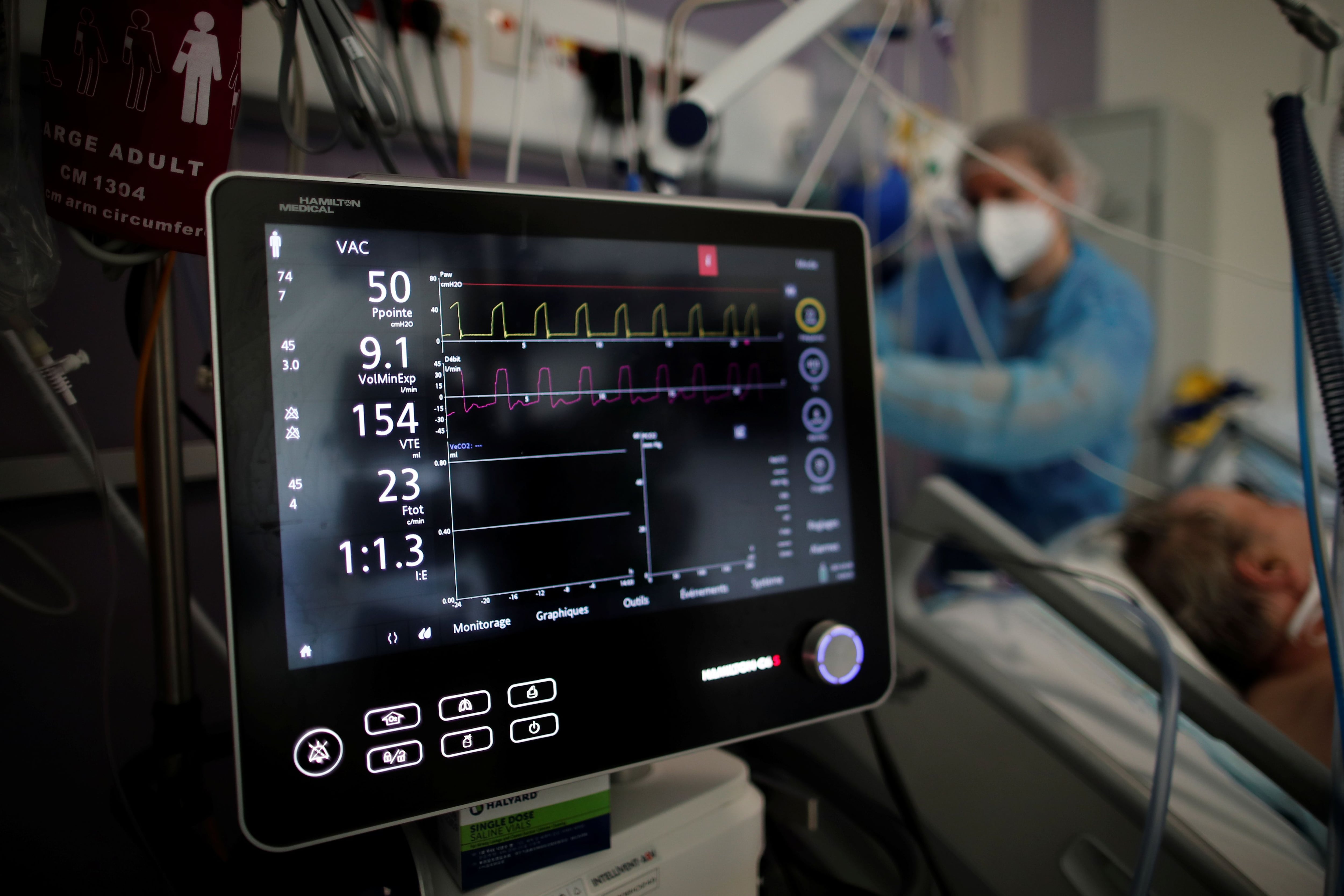 Un monitor controla los signos vitales de un paciente con COVID-19 en una Unidad de Cuidados Intensivos de un hospital de Paris, Francia (REUTERS/Benoit Tessier)
