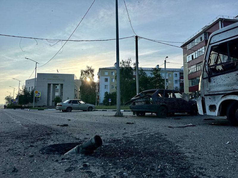 Casquillo de munición en una calle dañada tras lo que se dice que fue un bombardeo de las fuerzas ucranianas en Shebekino (Vyacheslav Gladkov via Telegram/Handout via REUTERS)