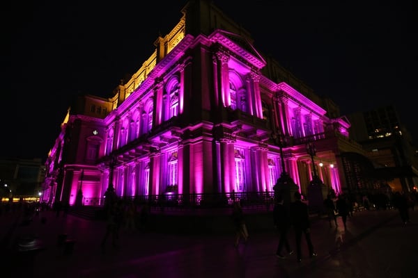 El Teatro Colón, iluminado de rosa en la edición 25º aniversario de la campaña