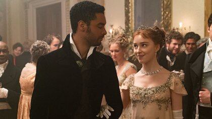 Regé-Jean Page con Phoebe Dynevor en "Bridgerton"