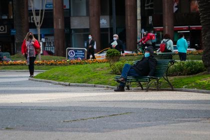 Un hombre con tapabocas es visto en la Plaza Independencia de Montevideo (Uruguay). EFE/Federico Anfitti/Archivo