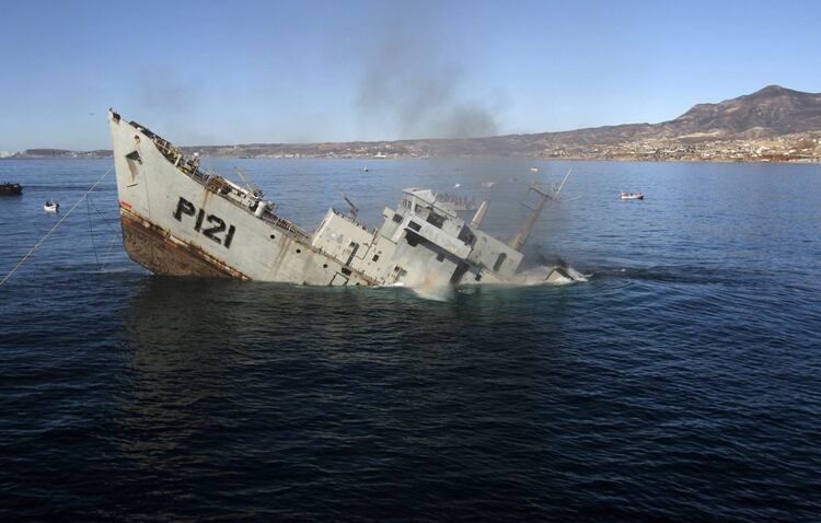 El hundimiento del barco que se hizo en el norte se realizó frente a la costa de Puerto Nuevo y contó con la presencia de autoridades de los tres niveles de gobierno. (FOTO CHRISTIAN SERNA/CUARTOSCURO)