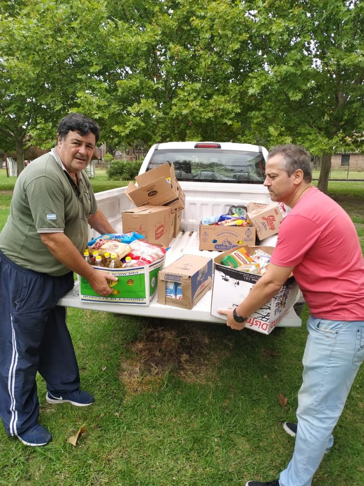 Veteranos de la provincia de Santa Fe entregando alimentos no perecederos.
