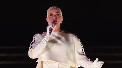 Katy Perry vistió un vestido color blanco de mangas largas y guantes que presentaron a una la cantante con profesionalismo y solemnidad para el evento. (Foto: AFP)