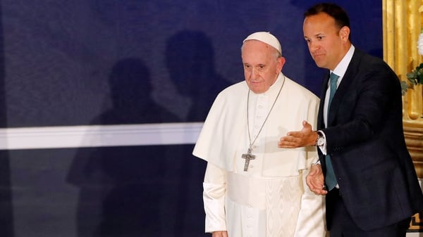 El primer ministro de Irlanda, Leo Varadkar, le da la bienvenida a Francisco (REUTERS/Stefano Rellandini)