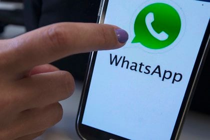 Fotografía de un teléfono móvil con el logo de la aplicación tecnológica WhatsApp. (EFE/Marcelo Sayão/Archivo)
