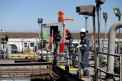 Plataforma de perforación de petróleo y gas en el área Vaca Muerta, en Neuquén