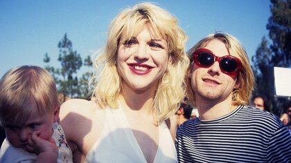Coutney Love con su difundo esposo Kurt Cobain y su hija Frances Bean cuando era una bebé. 