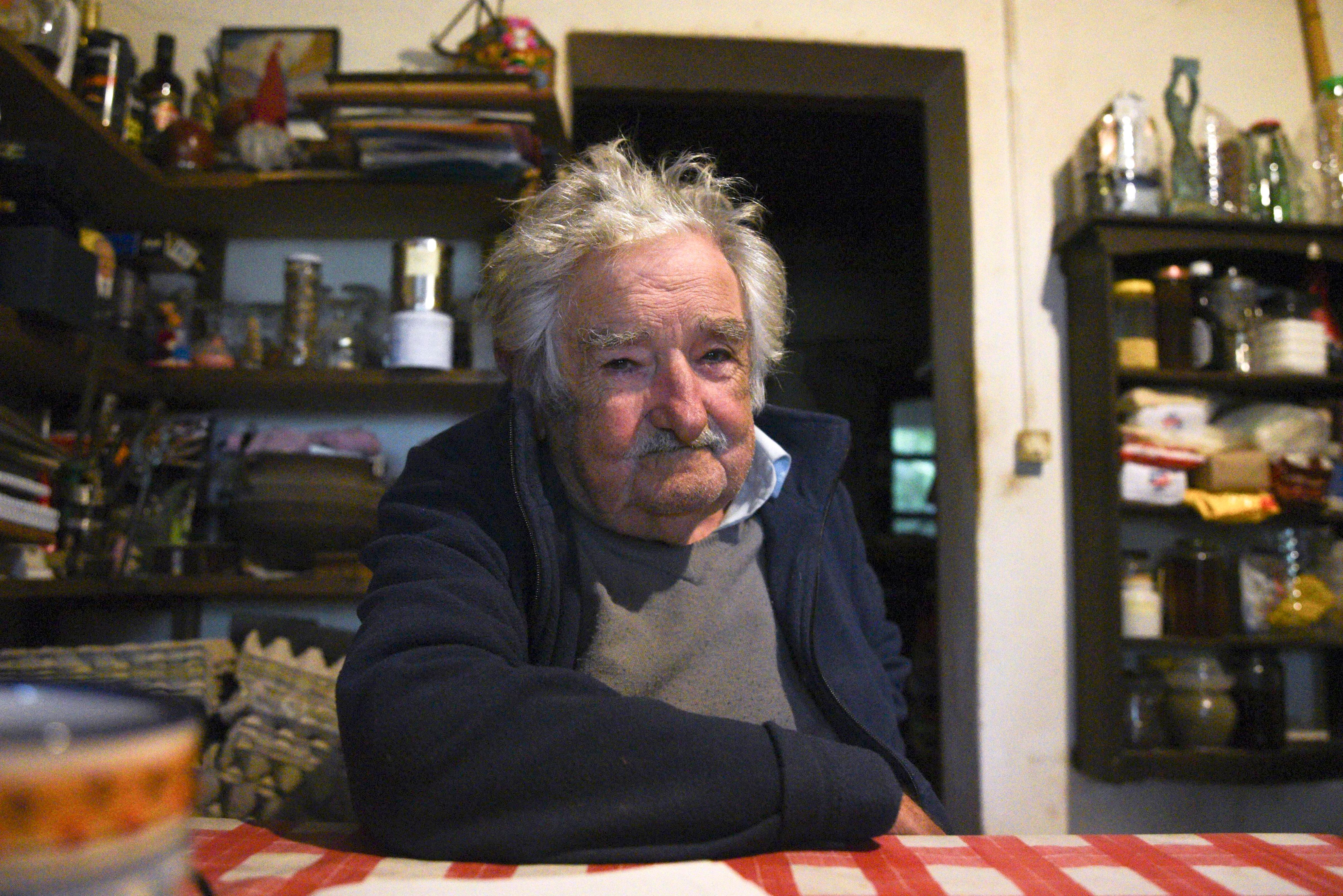 El expresidente de Uruguay José Mujica habla durante una entrevista con EFE, el 22 de abril de 2024, en Montevideo (Uruguay). (EFE/ Sofía Torres)