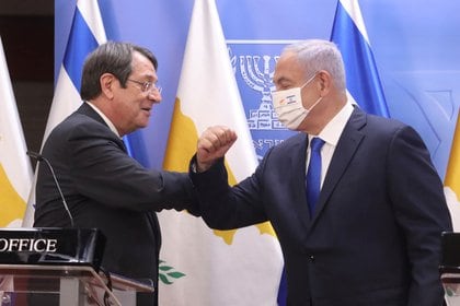 Netanyahu y el presidente chipriota, Nicos Anastasiades, se salidan durante su reunión en Jerusalén el 14 de febrero de 2021. Marc Israel Sellem/Pool vía REUTERS