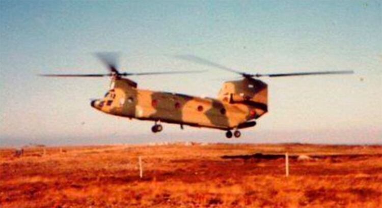Helicóptero Chinook H-91 que efectuaba el traslado de heridos (Libro Palas al rescate, del Comodoro Mayor Alejandro Vergara)
