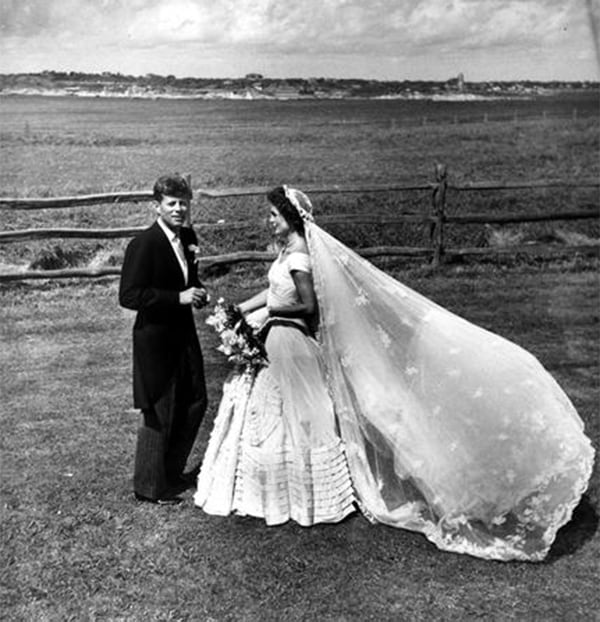 John y Jackie se casaron en Newport, Rohde Island, y Jackie entró del brazo de su padrastro, el millonario Hugh Aunchincloss (AFP)