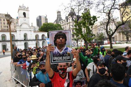 La fila bordea la Plaza de Mayo, y sigue hasta la Avenida 9 de Julio. (foto: Maximiliano Luna)