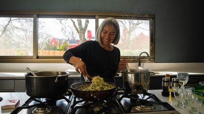 Laura en la cocina donde recibe a sus clientes: el menú se va improvisando y es todo natural