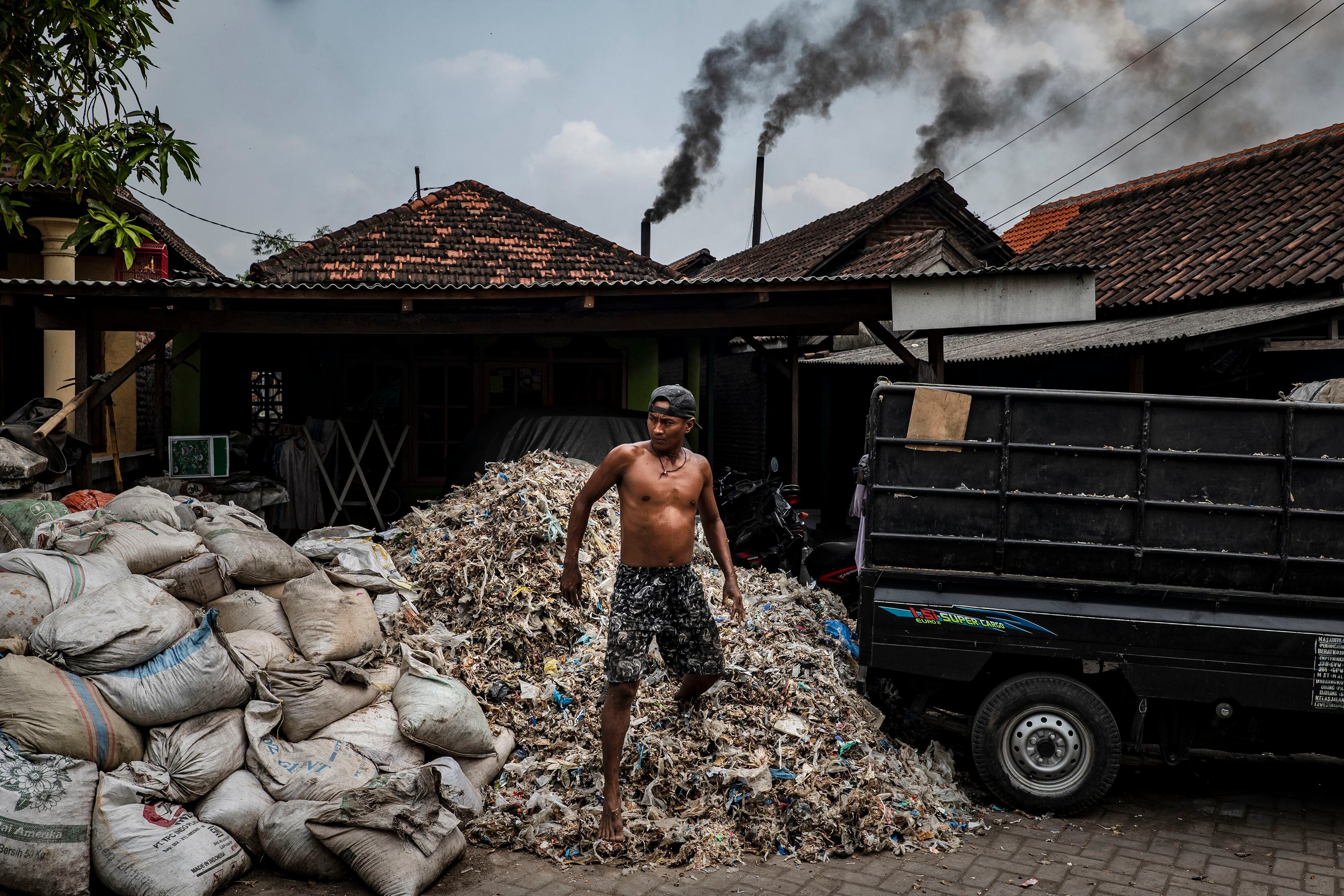 Basura de plástico importado  (Ulet Ifansasti/The New York Times)
