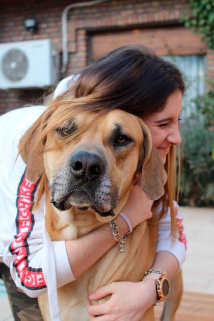 Julieta con Milo. Hoy sueña que ese abrazo vuelva a ser posible.