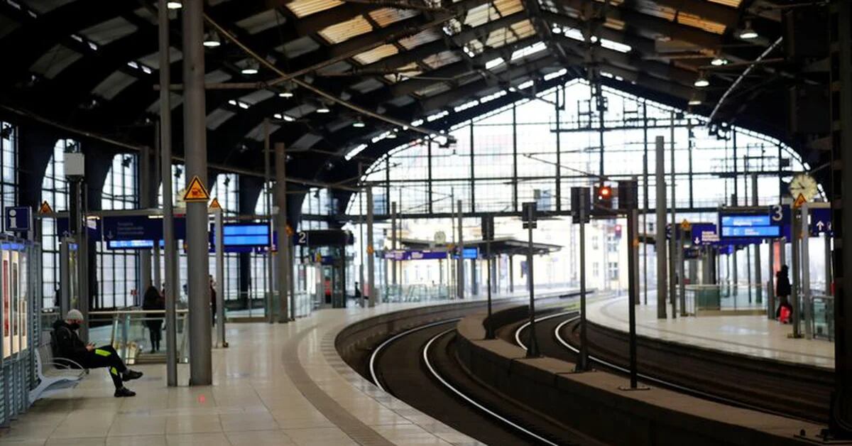 Warnung in Deutschland: Mindestens drei Menschen bei Messerangriff auf Zug verletzt