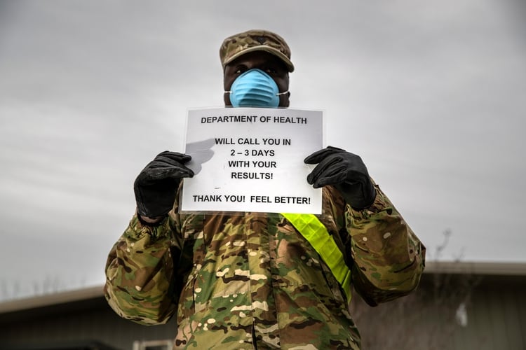 Un soldado de la Guardia Nacional informa a los pacientes que el resultado de su prueba de coronavirus le será informado en dos o tres días (John Moore/ Getty Images/ AFP)