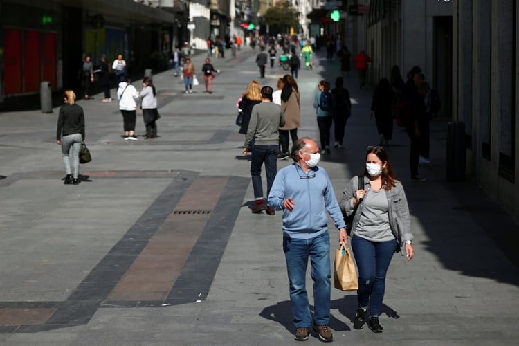 Dos peatones con mascarillas en la calle de Preciados, en el centro de Madrid (Reuters)