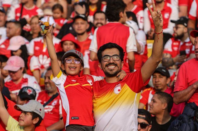 El equipo bogotano tiene una promoción para que un niño entre gratis por cada adulto al estadio El Campín de Bogotá - crédito Santa Fe Oficial / X