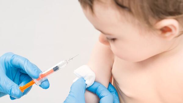 La vacuna contra la meningitis se aplica a los 3, 5 y 15 meses, más una dosis a los 11 años (Getty Images)