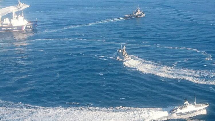 Las maniobras de los buques rusos y ucranianos en el Mar Negro