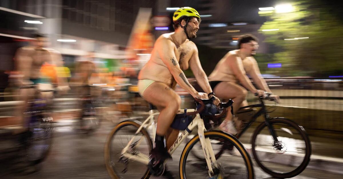 Naked, on a bike and in the rain: a demonstration took to Paulista Avenue in Brazil
