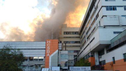 Un incendio de gran magnitud afecta el hospital San Borja Arriará (@cbsantiago)