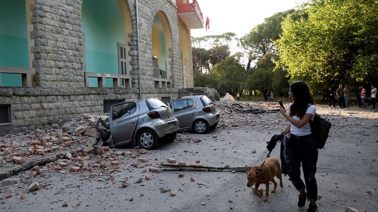 Una mujer pasa cerca de los destrozos por el terremotoÂ (REUTERS/Florion Goga)