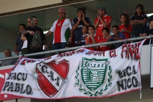 En el palco de los Moyano en el estadio de Independiente, al lado de Pablo y del Patón Basile