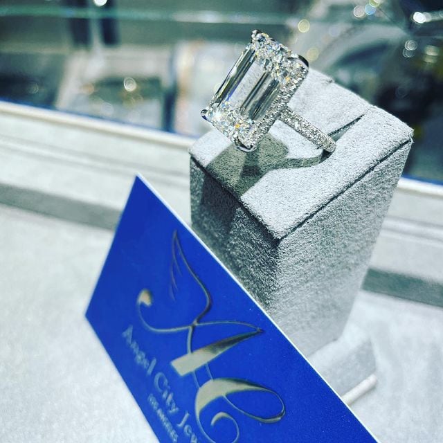 Éste fue el anillo de compromiso que recibió de Christian Nodal en 2021, pero los cantantes terminaron su relación en febrero de 2022. (Instagram/@angelcityjewels)