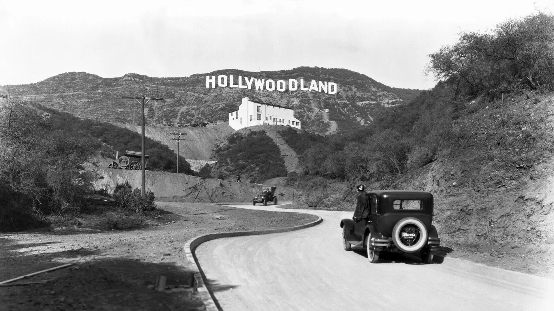 Un cartel anuncia la apertura de la urbanización Hollywoodland en las colinas de Mulholland Drive. El edificio blanco bajo el cartel es la Kanst Art Gallery, inaugurada el 1 de abril de 1924.(Foto: Underwood Archives/Getty Images)