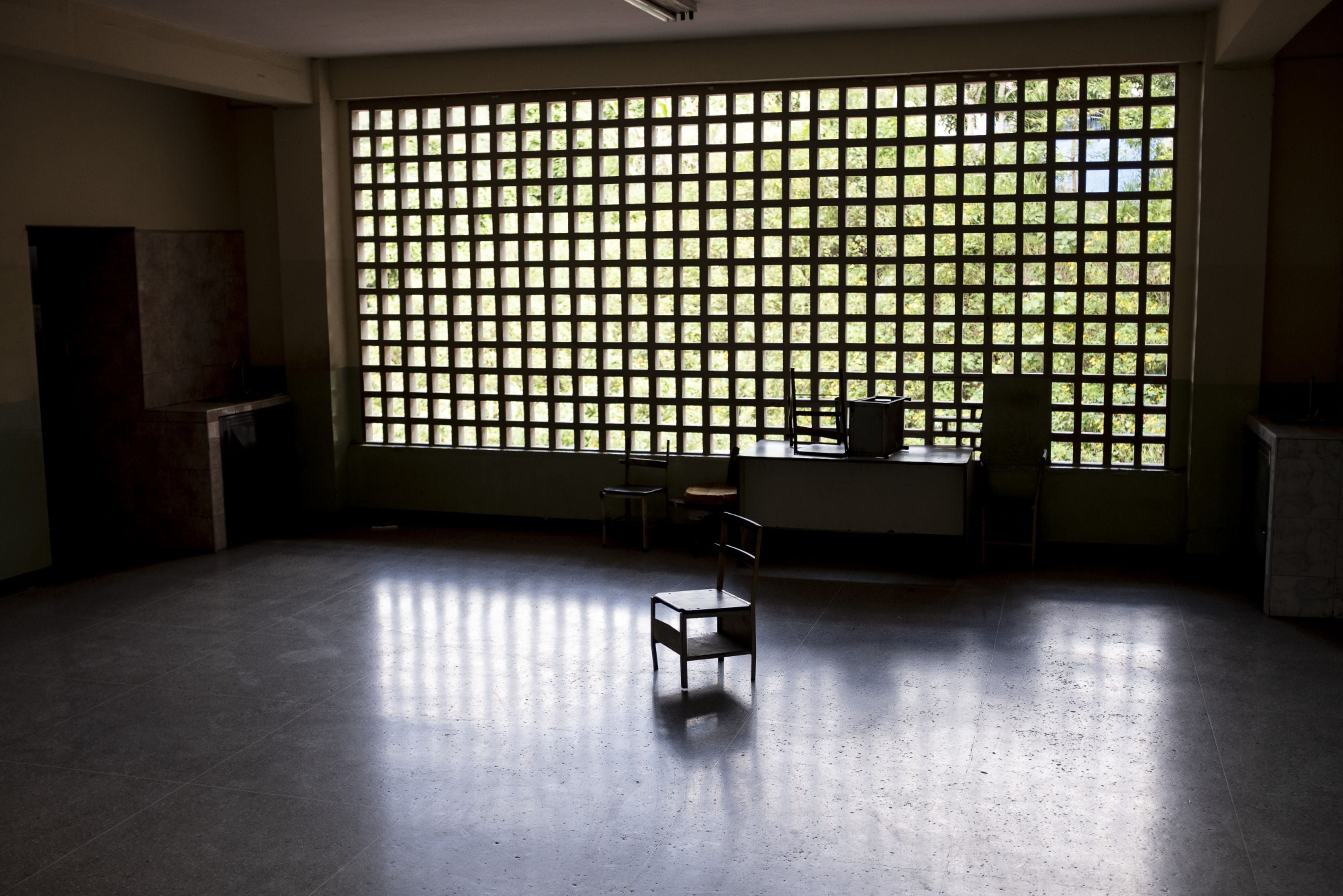 Un escritorio en medio de un aula de la Escuela Cecilio Acosta en Los Teques (Bloomberg)