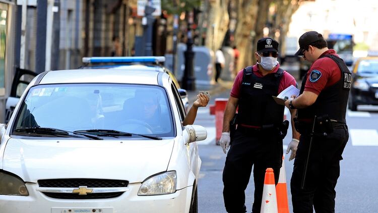 Se mantendrán los controles de seguridad en todo el país en rutas, vías y espacios públicos, y demás lugares estratégicos para garantizar el cumplimiento tanto del aislamiento como del distanciamiento social. 