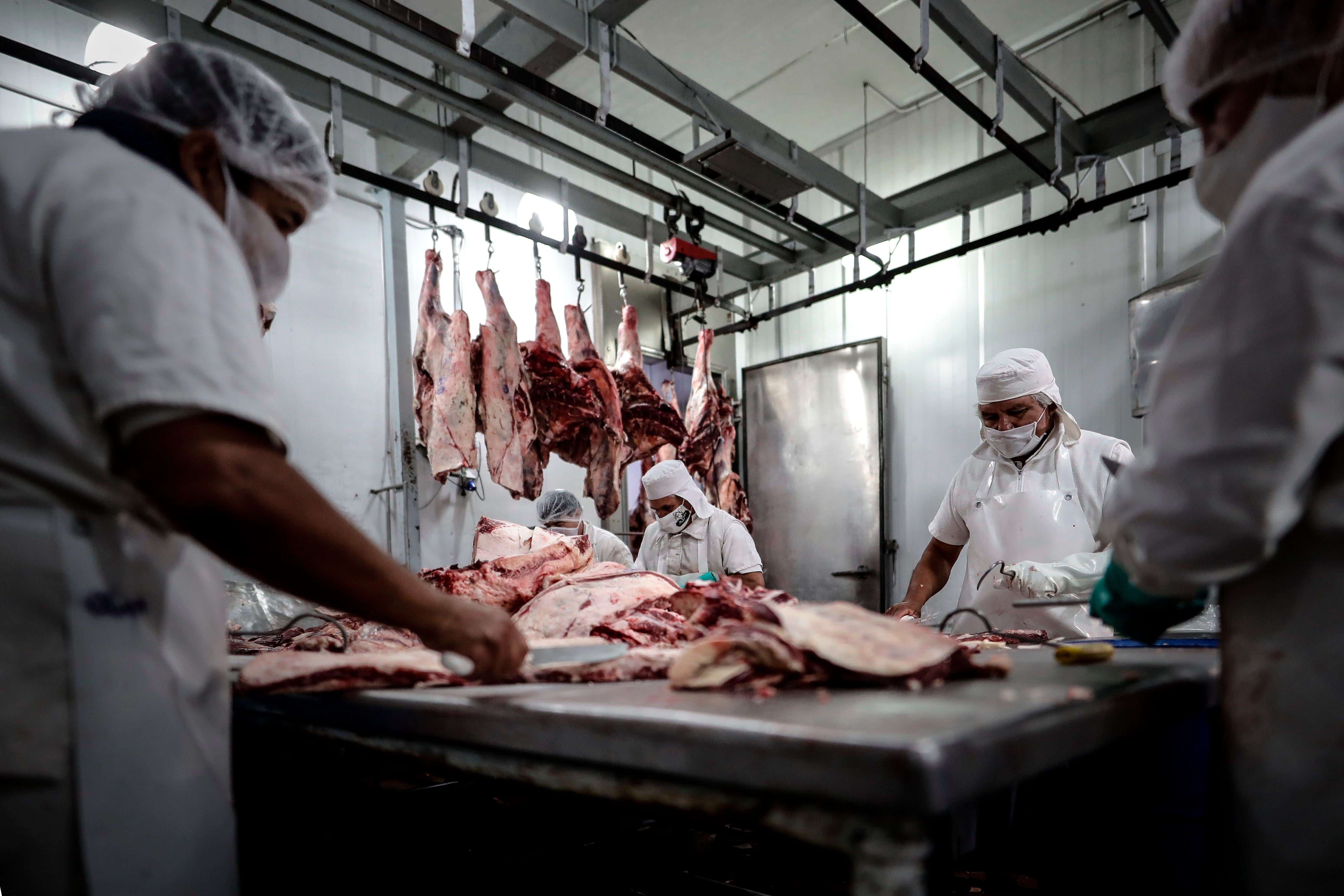 Siguen las críticas de los dirigentes del campo a la intervención oficial en la cadena de ganados y carnes. ( EFE/ Juan Ignacio Roncoroni/Archivo)
