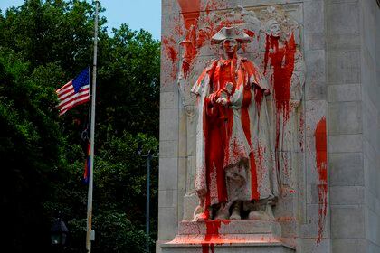 En el marco de las protestas contra el racismo y la herencia de la esclavitud, la estatua de Washington en la plaza que lleva su nombre, en Nueva York, fue vandalizada. (EFE/EPA/JASON SZENES)
