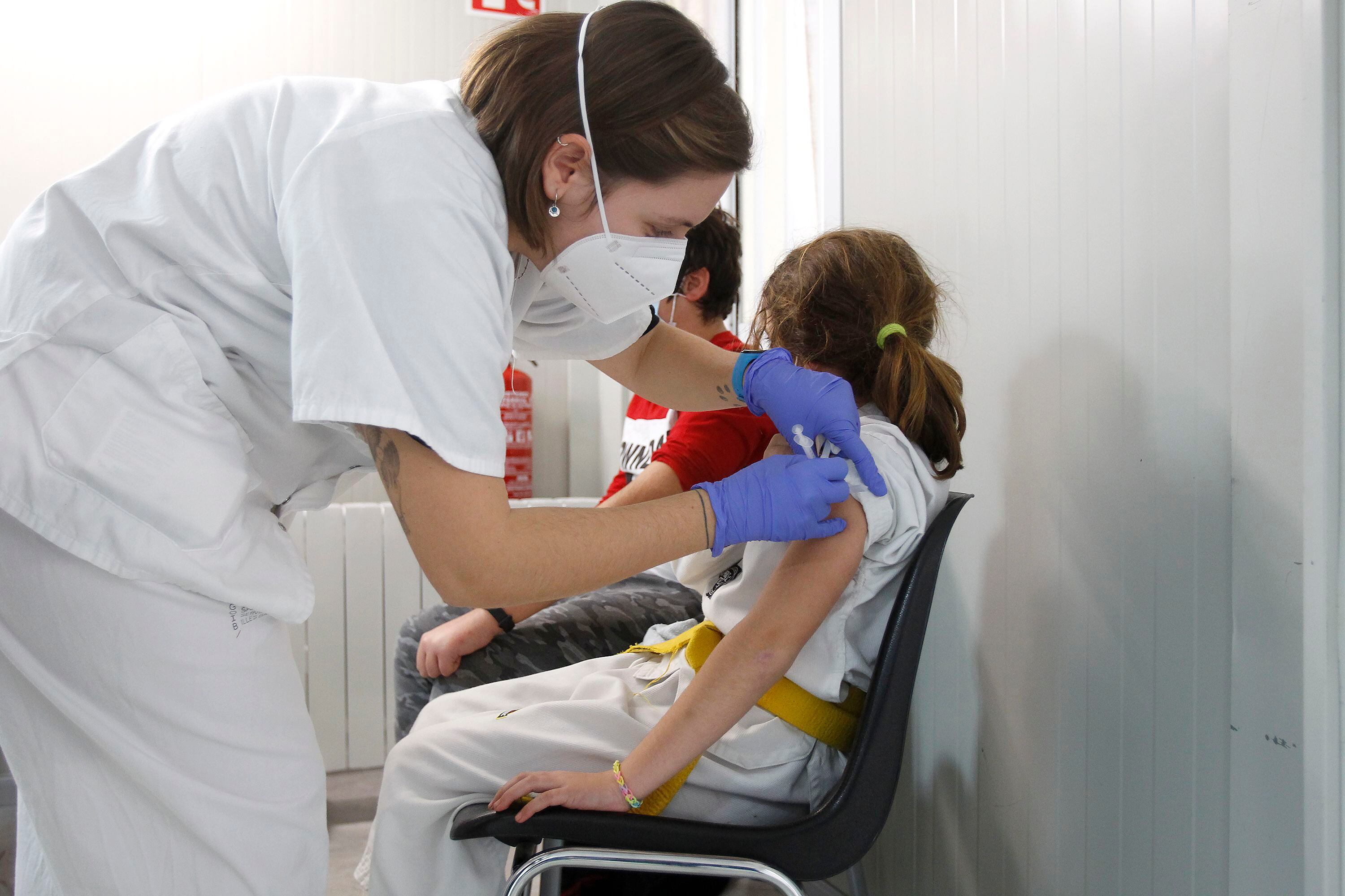 Una vez avanzada la inmunización de los grupos de riesgo se comenzó a vacunar a los más chicos (Europa Press) 