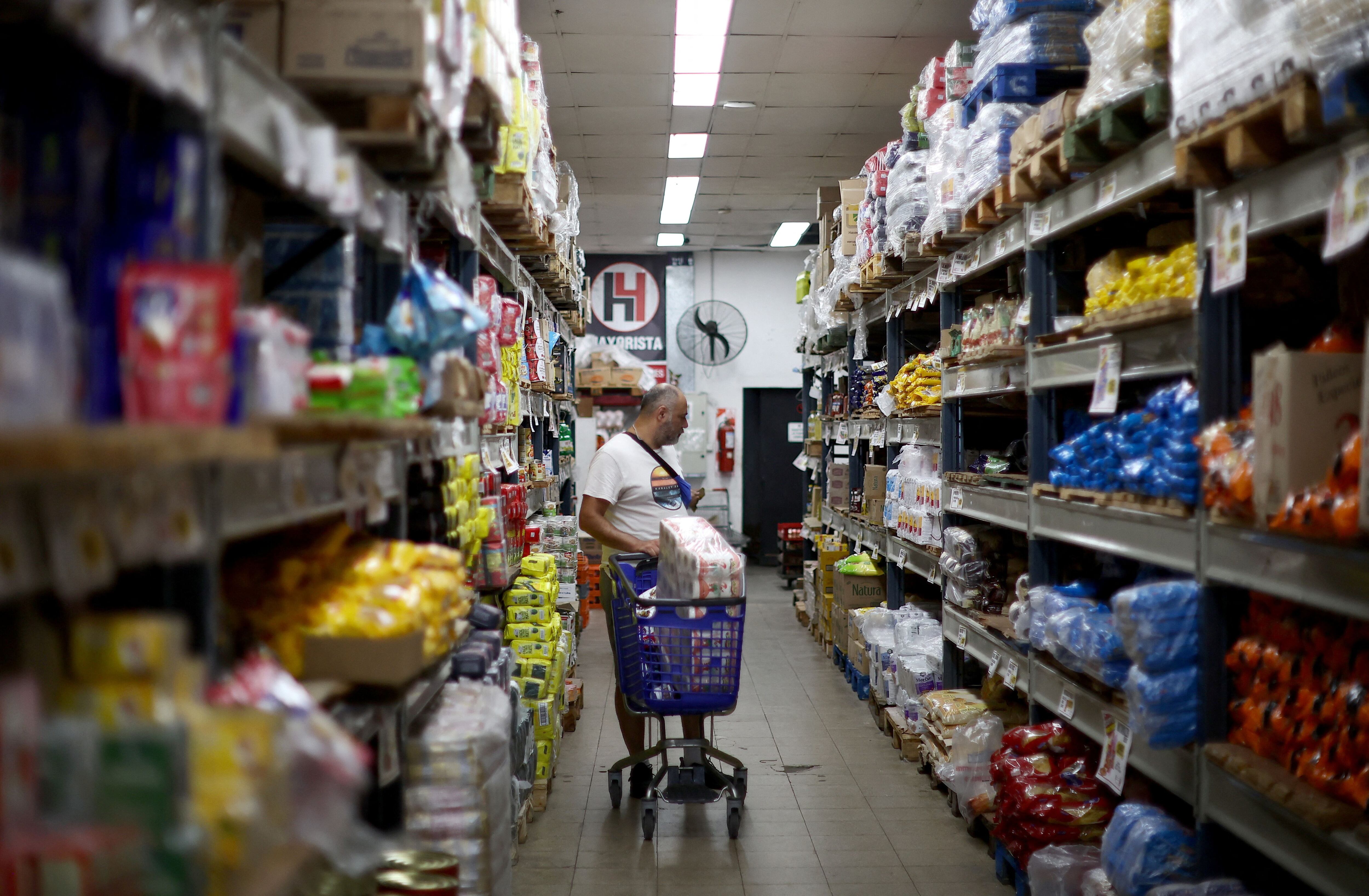 El Gobierno quiere que los supermercados cambien la forma en que presentan sus descuentos para que se reflejen en el IPC (Reuters)