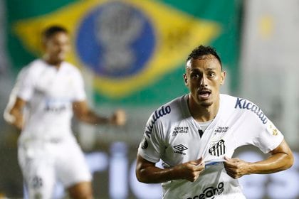 Diego Pituca marcó el primer tanto del Santos y anticipó la pasividad que Boca tendría en defensa a lo largo del match (REUTERS/Sebastiao Moreira)