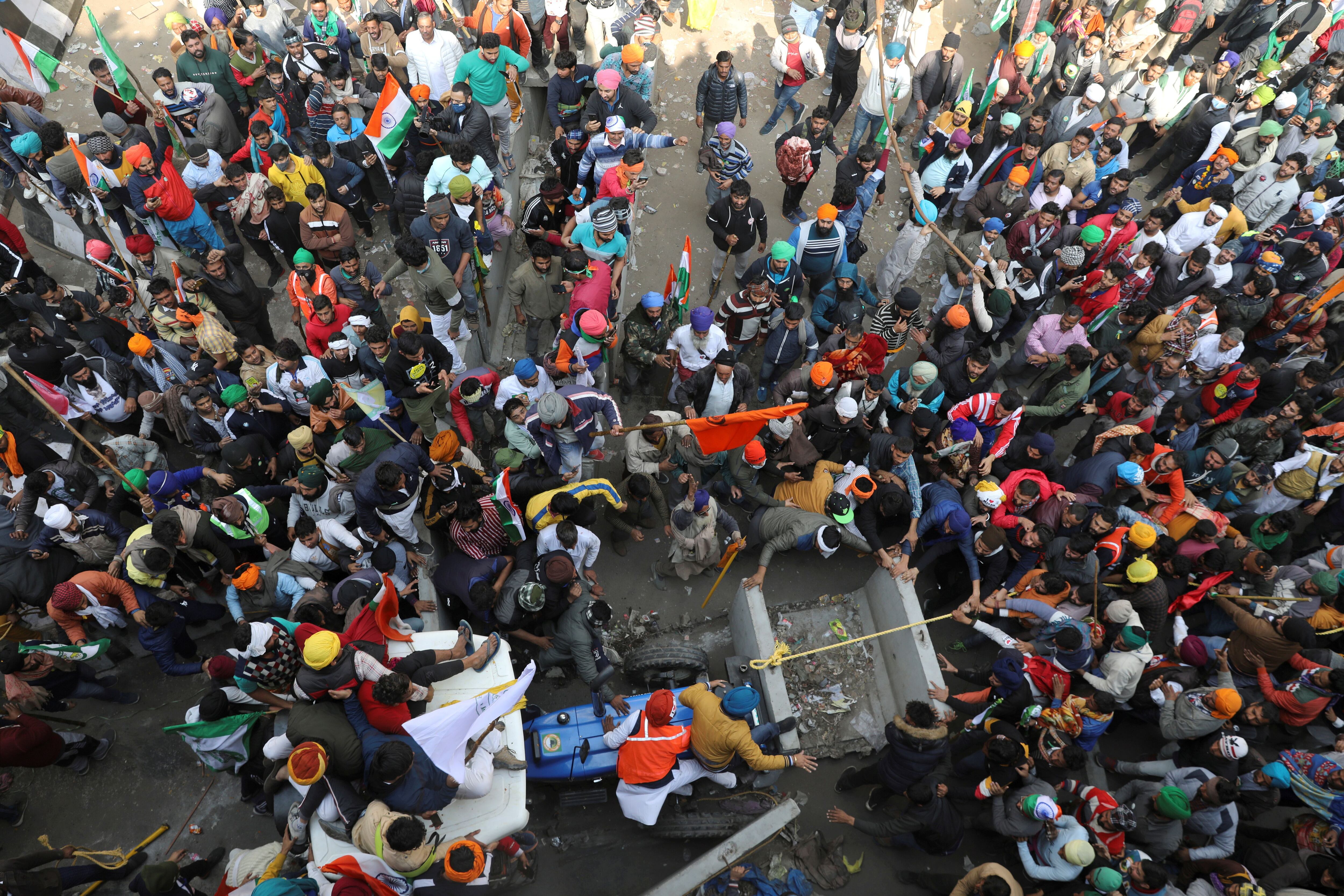 Agricultores y manifestantes durante una concentración en enero (Foto: Reuters)
