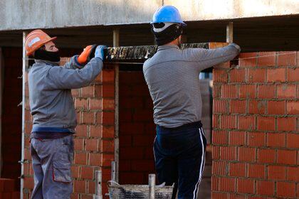 Dos albañiles trabajan en una obra en Valladolid. EFE/Nacho Gallego/Archivo
