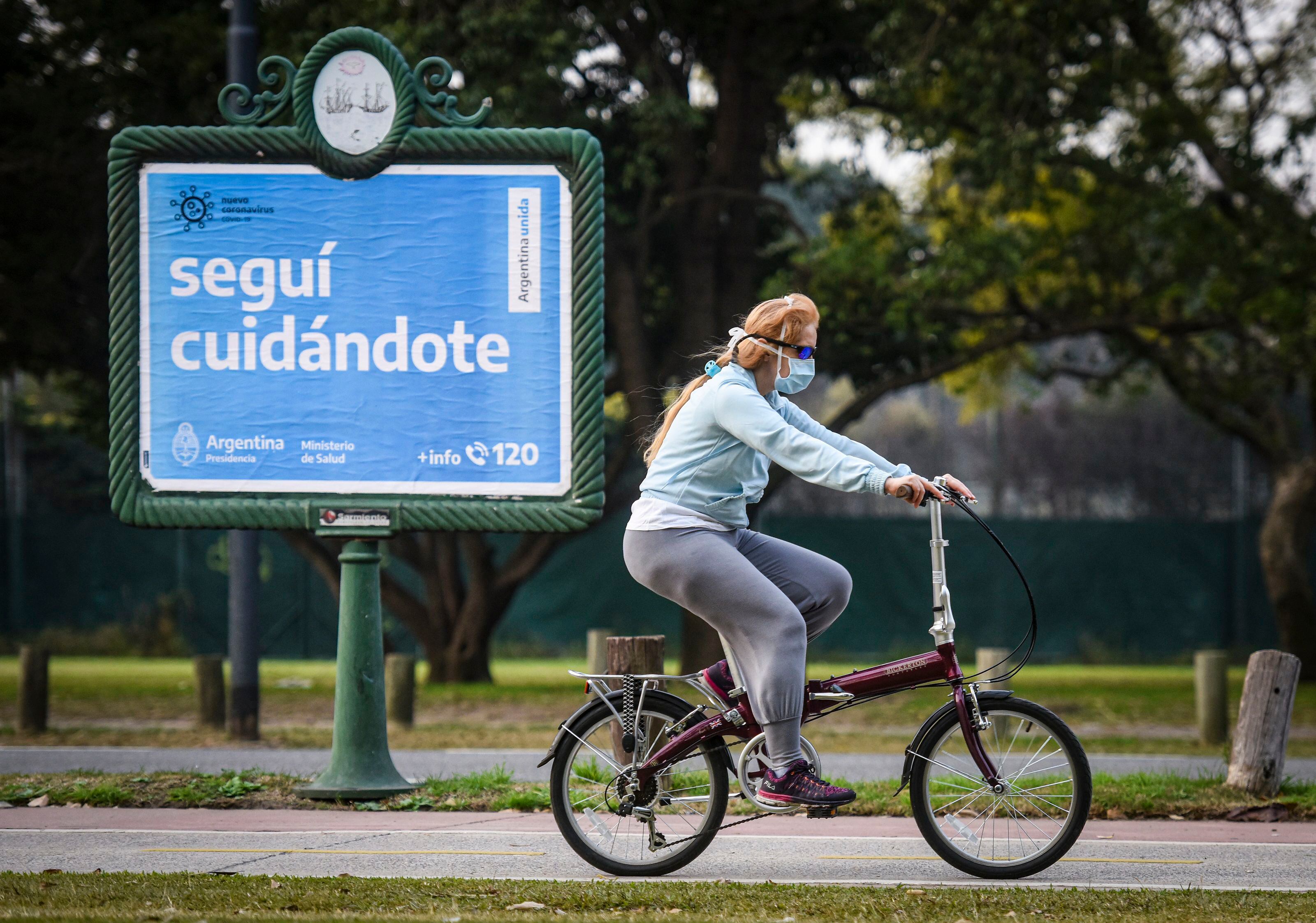 20/07/2020 Una mujer con mascarilla pasea en bicicleta.
POLITICA 
MARCELO ENDELLI
