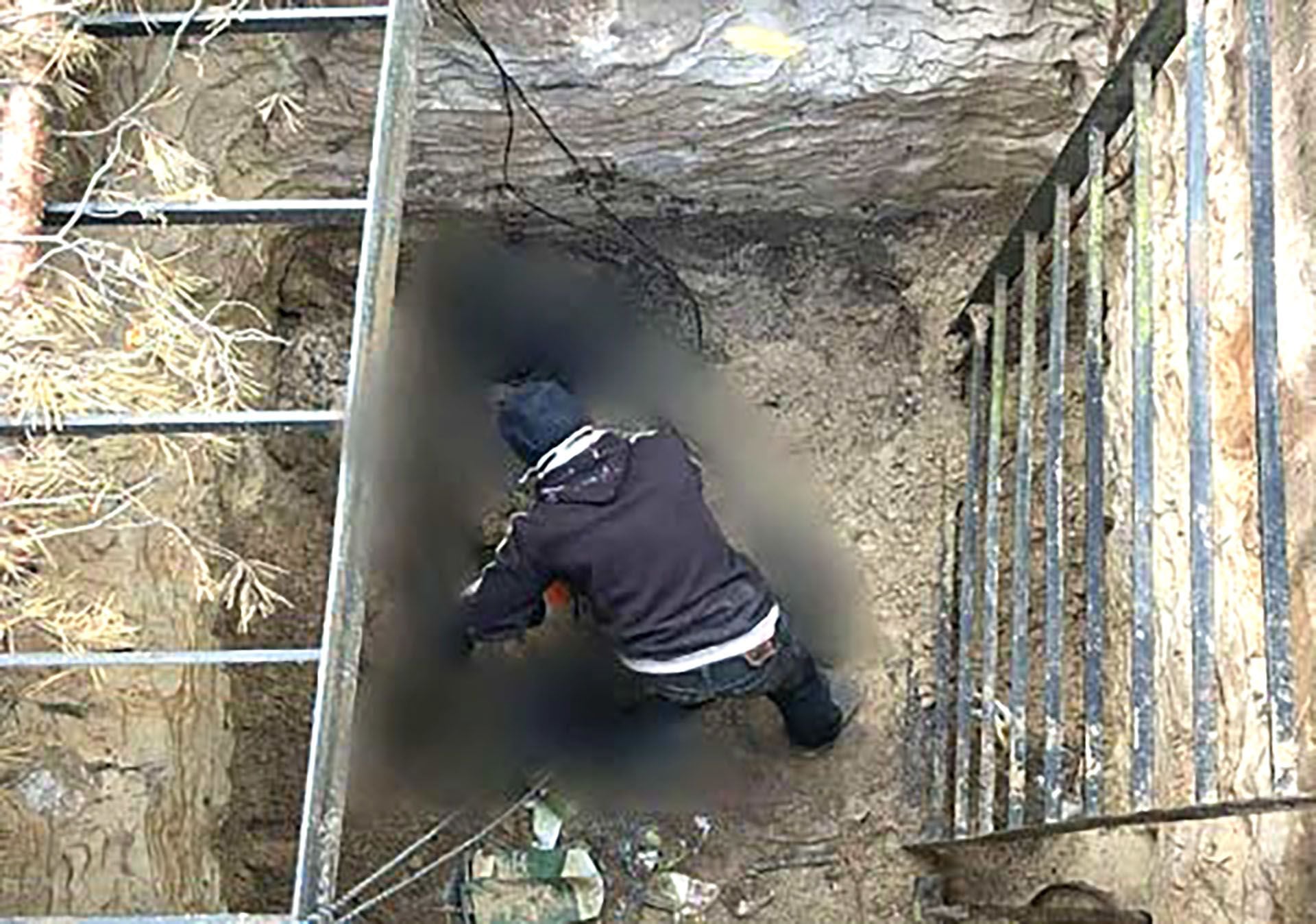 La fosa donde se encontraron los cadáveres. Fotografía de la Fiscalía Regional de Kharkiv.