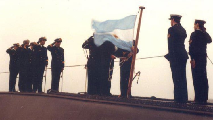 La historia del submarino ARA Santa Cruz: un encuentro en el Canal de la Mancha, un arma secreta y el viaje final hacia Mar del Plata ARA-Santa-Cruz-7