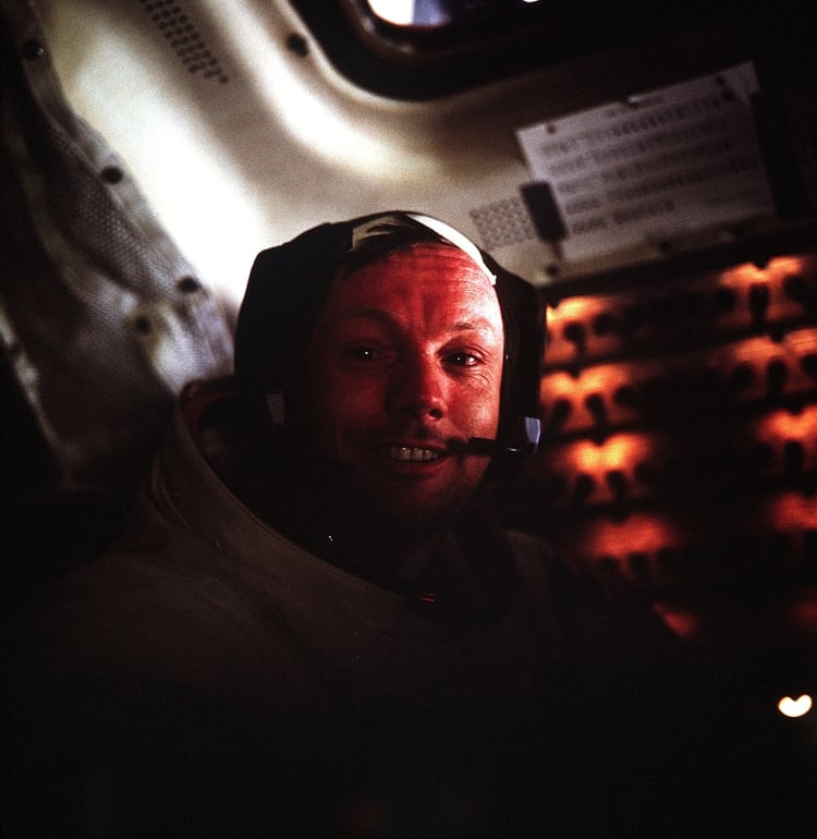 Neil A. Armstrong, dentro del módulo lunar, mientras su nave se posa en la Luna el 20 de julio de 1969
