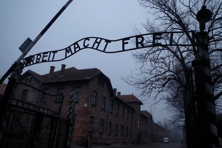 Puerta de entrada del campo de concentración y exterminio de Auschwitz-Birkenau