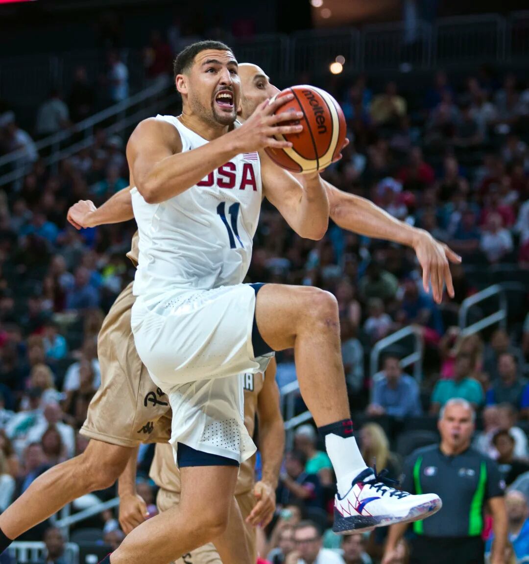 Ginóbili en acción en una jugada contra Klay Thompson (AP)