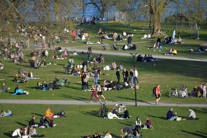 Los habitantes disfrutan de la primavera, sin respetar todas las recomendaciones de distanciamiento social (Reuters)