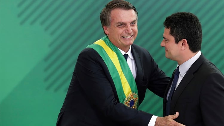 Bolsonaro, junto a Sérgio Moro, que participó de la redacción del decreto (AP Photo/Eraldo Peres)